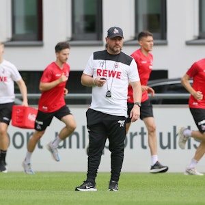 Steffen Baumgart (1. FC Köln) leitet eine Lauftest-Einheit beim 1. FC Köln.