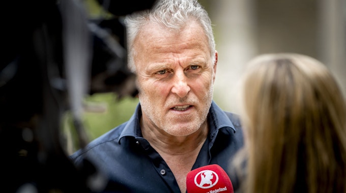 Peter R. de Vries (Archivfoto vom Mai 2017) war ein prominenter Crime-Reporter in den Niederlanden. Das Foto zeigt ihn bei einem Interview. Er starb an seinen schweren Verletzungen.