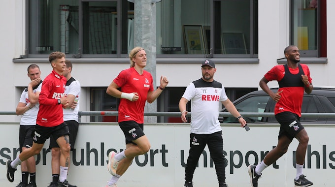 Steffen Baumgart scheucht Philipp Wydra, Sebastiaan Bornauw und Anthony Modeste über den Trainingsplatz