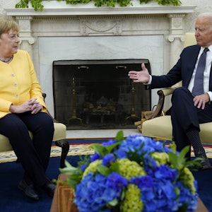 Präsident Joe Biden sitzt mit Angela Merkel im Oval Office des Weißen Hauses in Washington.