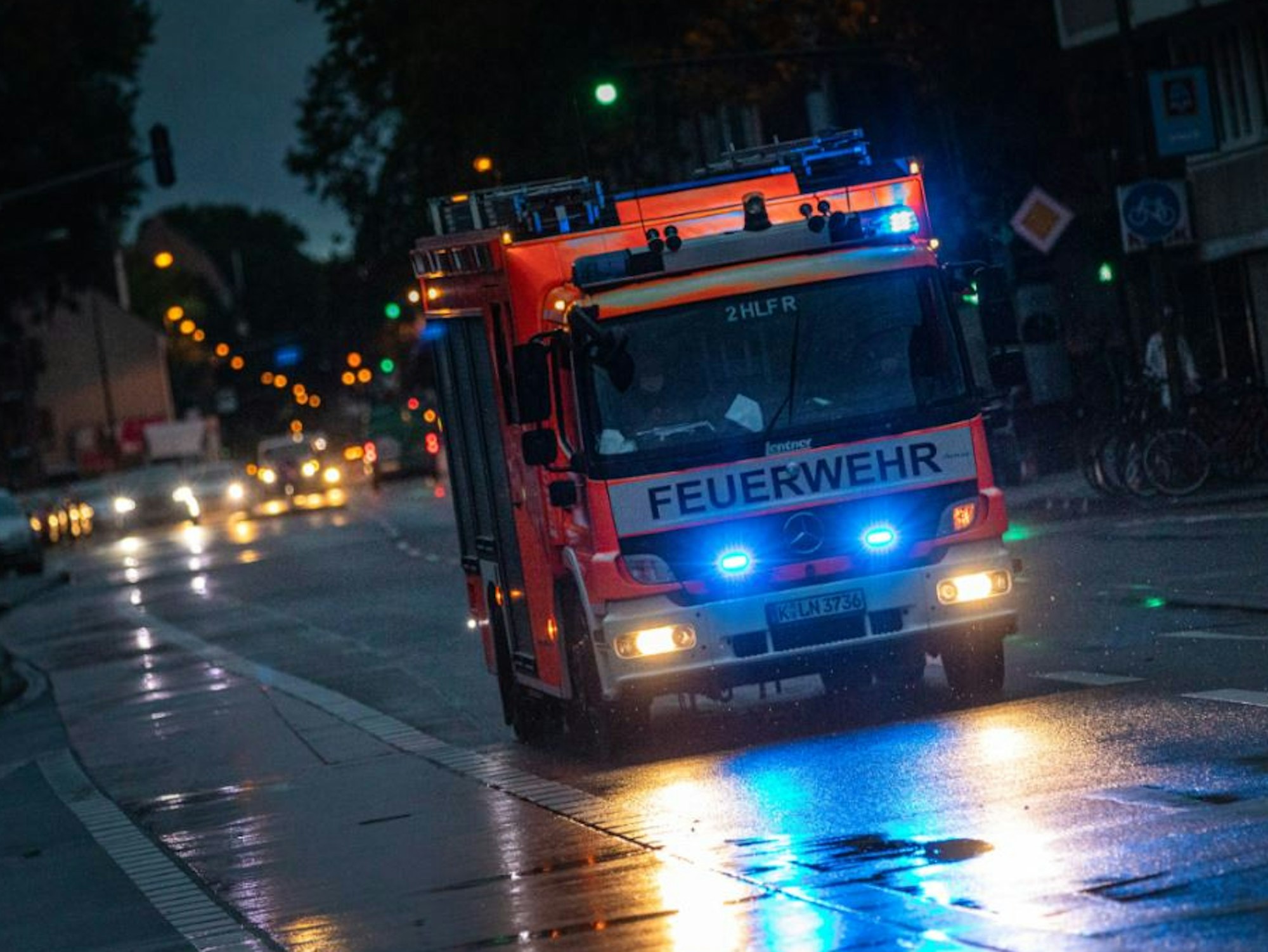 Die Kölner Feuerwehr, hier ein Foto aus der Nacht des 14. Juli 2021, rückte am Mittwoch (8. November 2023) zu einem Brand in Mülheim aus.