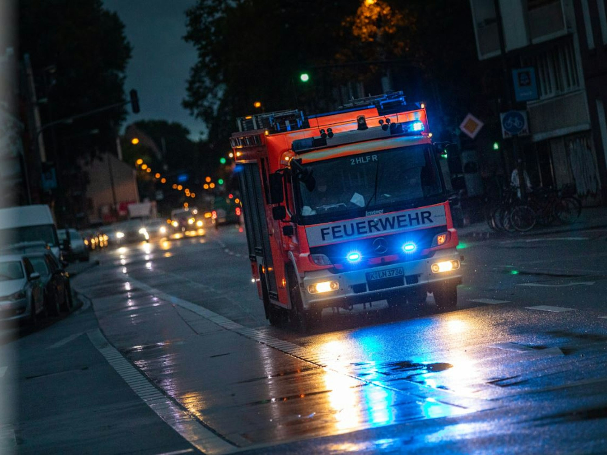 Feuerwehr-Auto fährt in der Nacht des 14. Juli 2021 durch Köln.