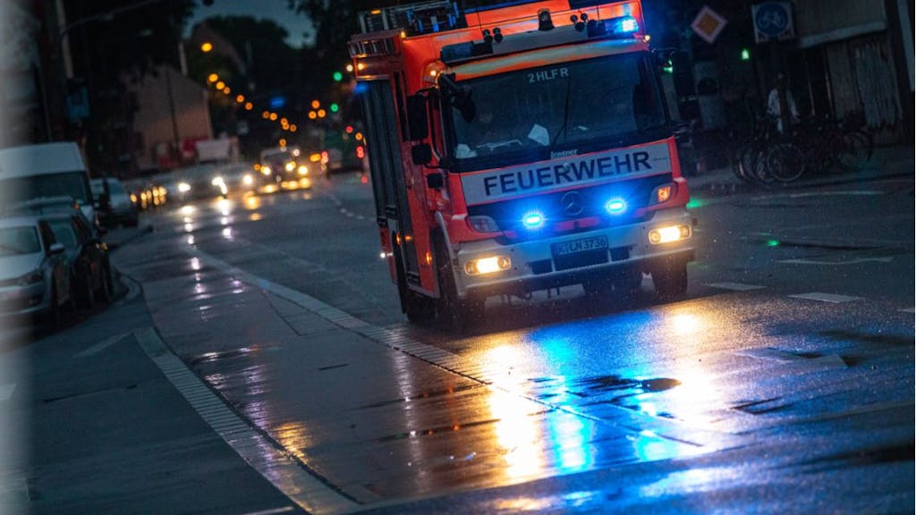 Die Kölner Feuerwehr, hier ein Foto aus der Nacht des 14. Juli 2021, rückte am Mittwoch (8. November 2023) zu einem Brand in Mülheim aus.