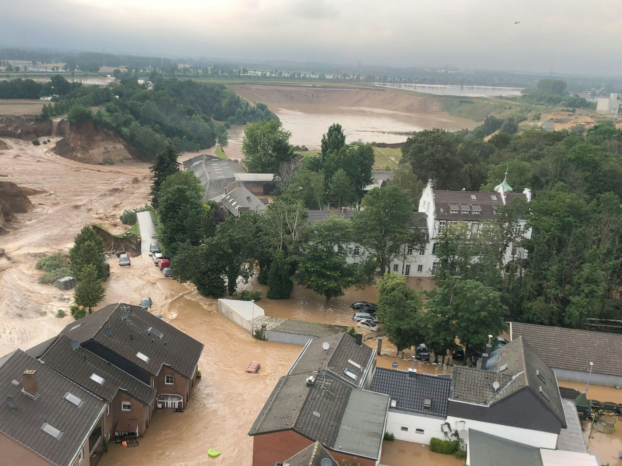Ein Foto, das die Bezirksregierung Köln am Freitag über Twitter verbreitete, zeigt Überschwemmungen in Erftstadt-Blessem.
