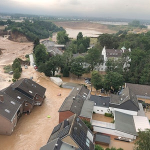Überschwemmungen in Erftstadt-Blessem. Laut der Behörde sind einige Häuser eingestürzt, mehrere Menschen werden vermisst.