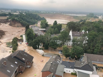 Ein Foto, das die Bezirksregierung Köln am Freitag über Twitter verbreitete, zeigt Überschwemmungen in Erftstadt-Blessem.