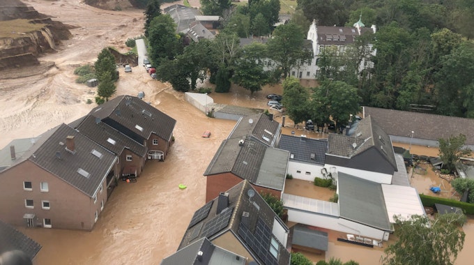 Überschwemmungen in Erftstadt-Blessem. Laut der Behörde sind einige Häuser eingestürzt, mehrere Menschen werden vermisst.