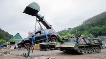 Soldaten der Bundeswehr bergen mit einem Pionierpanzer Dachs ein zerstörtes Auto bei den Aufräumarbeiten der schweren Unwetterschäden im Ortsteil Hohenlimburg bei Hagen.