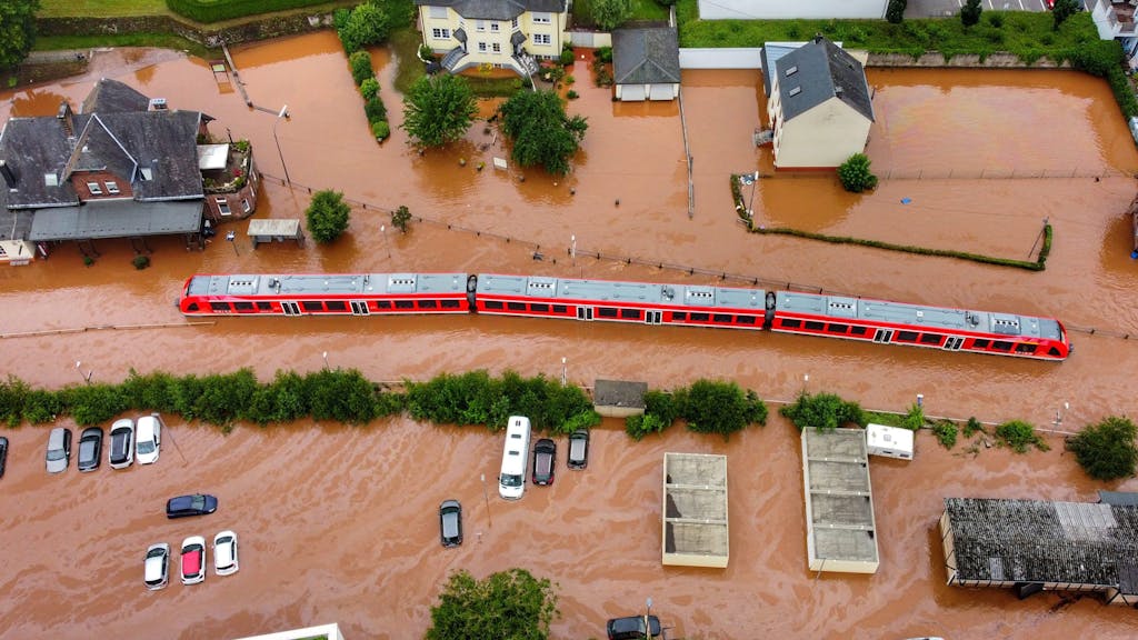 Ein Regionalzug steht im Bahnhof des Ortes Kordel in Rheinland-Pfalz am 15. Juli 2021 im Hochwasser.