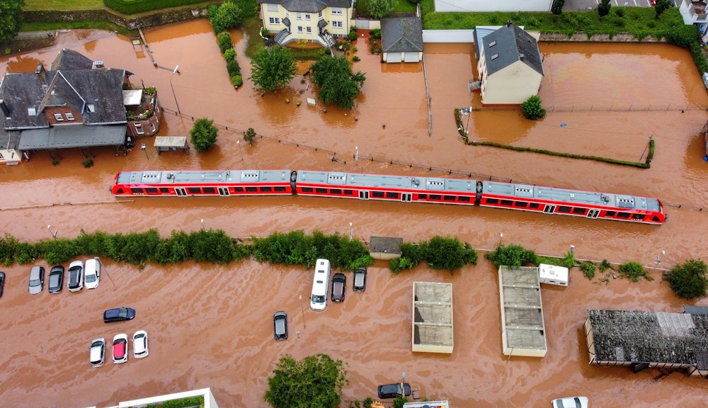 Ein Regionalzug steht im Bahnhof des Ortes Kordel in Rheinland-Pfalz am 15. Juli 2021 im Hochwasser.