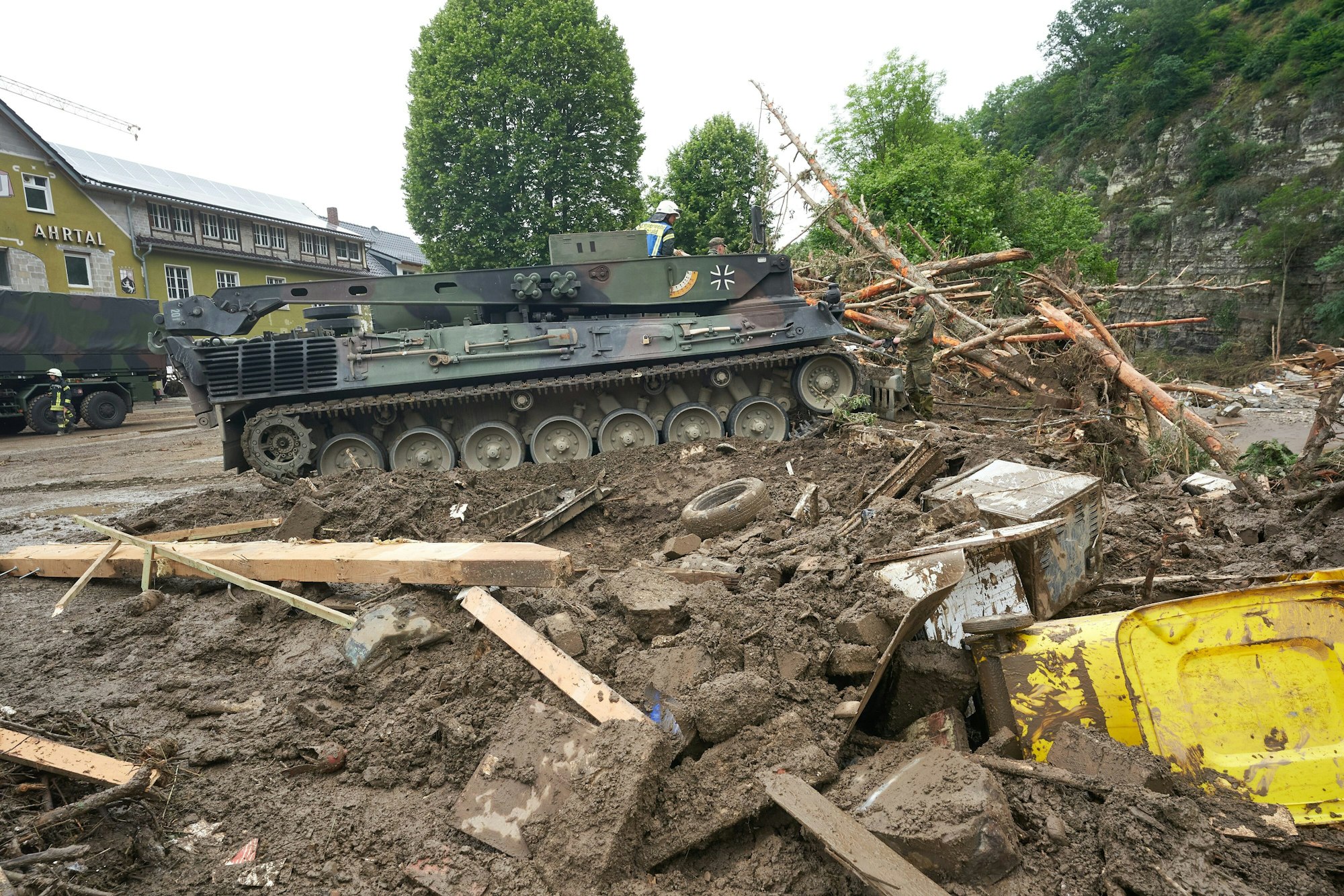 Ein Leopard-Bergepanzer der Bundeswehr ist am 16. Juli 2021 in Schuld im Einsatz, um Schutt zu räumen.