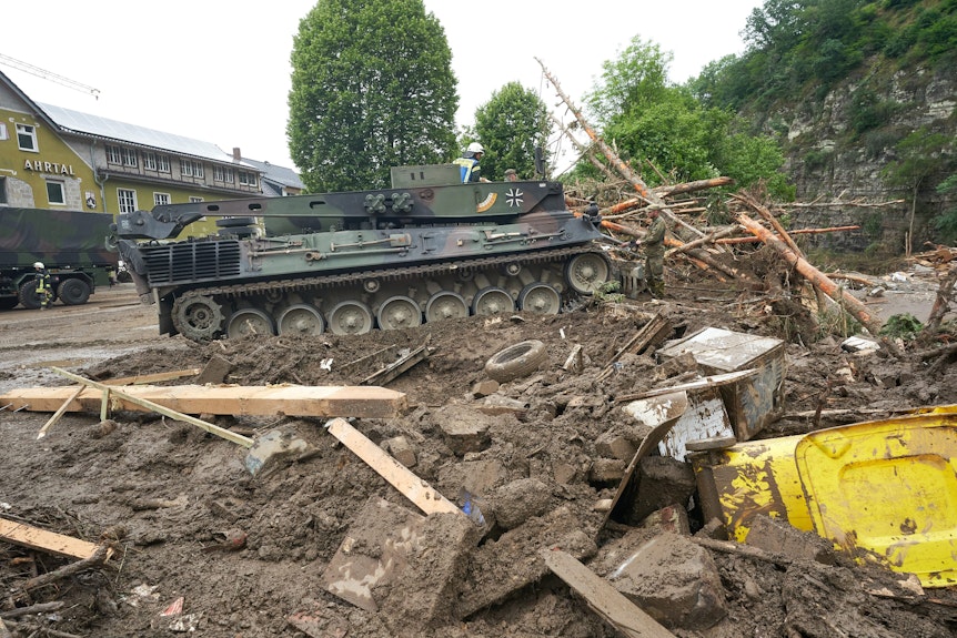 Ein Leopard-Bergepanzer der Bundeswehr ist am 16. Juli 2021 in Schuld im Einsatz, um Schutt zu räumen.