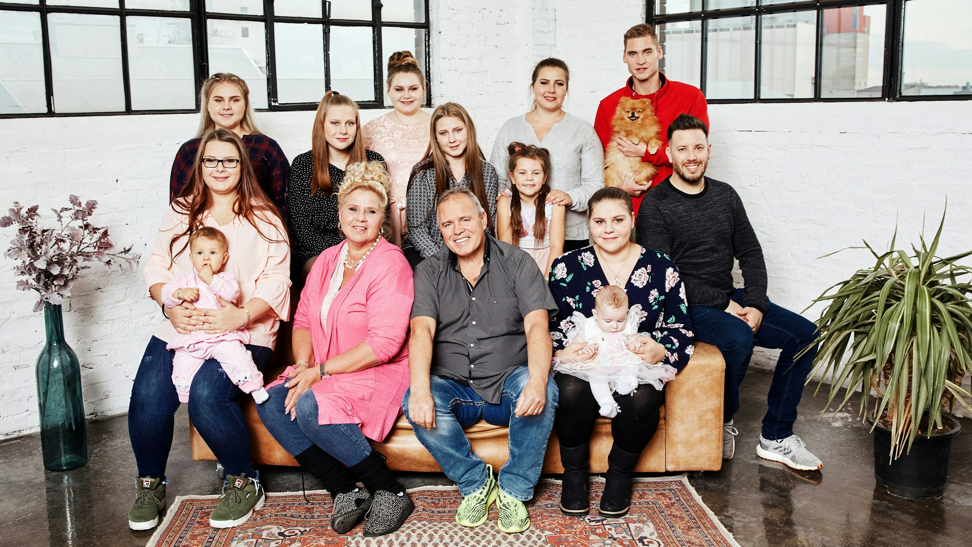 Familie Wollny auf einem Familien-Foto für die Show „Die Wollnys-Eine schrecklich große Familie”