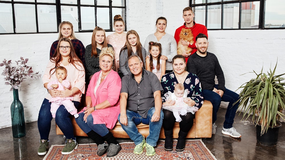 Familie Wollny auf einem Familien-Foto für die Show „Die Wollnys- Eine schrecklich große Familie”