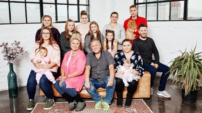 Familie Wollny auf einem Familien-Foto für die Show „Die Wollnys-&nbsp;Eine schrecklich große Familie”