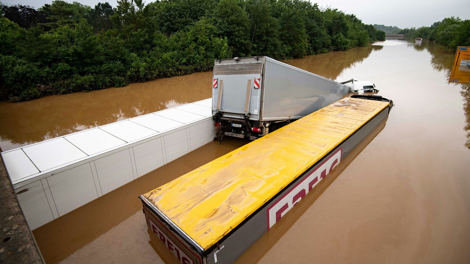 Erftstadt: Lastwagen sind auf der überfluteten Bundesstraße 236 ineinander verkeilt.