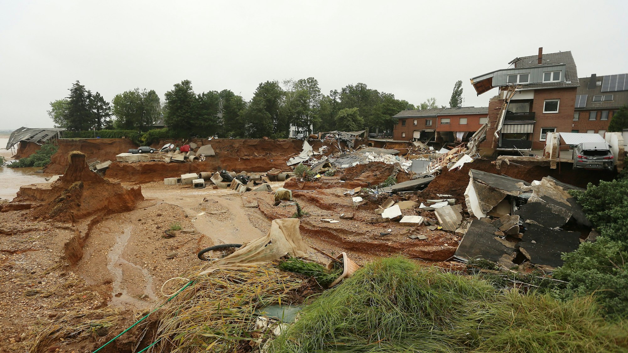 16.07.2021, Nordrhein-Westfalen, Erftstadt: Trümmer eingestürzter Häuser liegen im Ortsteil Bessem. Foto: David Young/dpa +++ dpa-Bildfunk +++