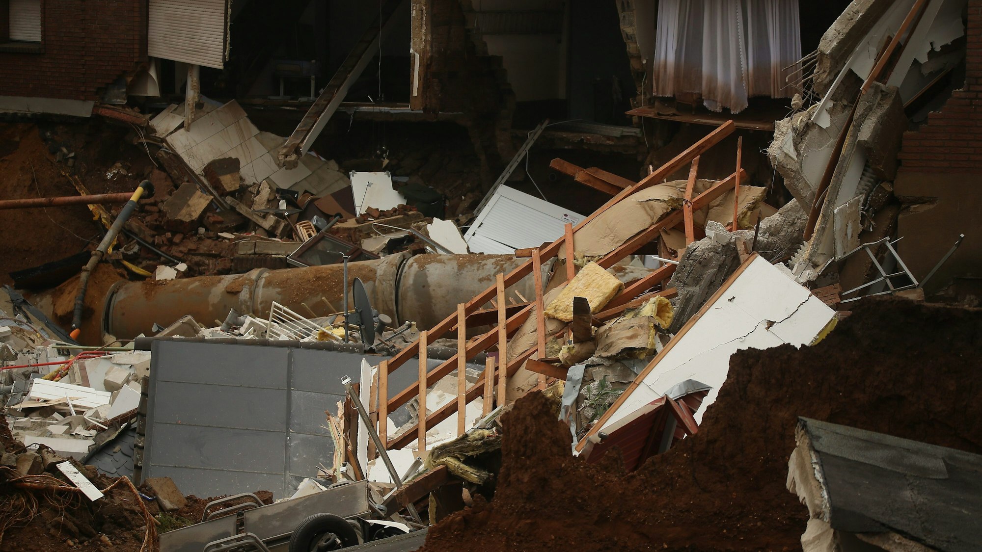 Trümmer eingestürzter Häuser liegen im Erftstädter Ortsteil Blessem. Foto: David Young/dpa +++ dpa-Bildfunk +++