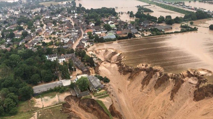Die Ortslage Erftstadt-Blessem ist komplett überflutet. Dort sind am 16. Juli 2021 bereits Häuser eingestürzt.
