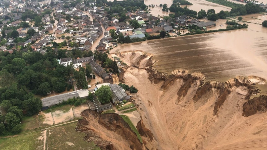 Die Ortslage Erftstadt-Blessem ist komplett überflutet. Dort sind am 16. Juli 2021 bereits Häuser eingestürzt.