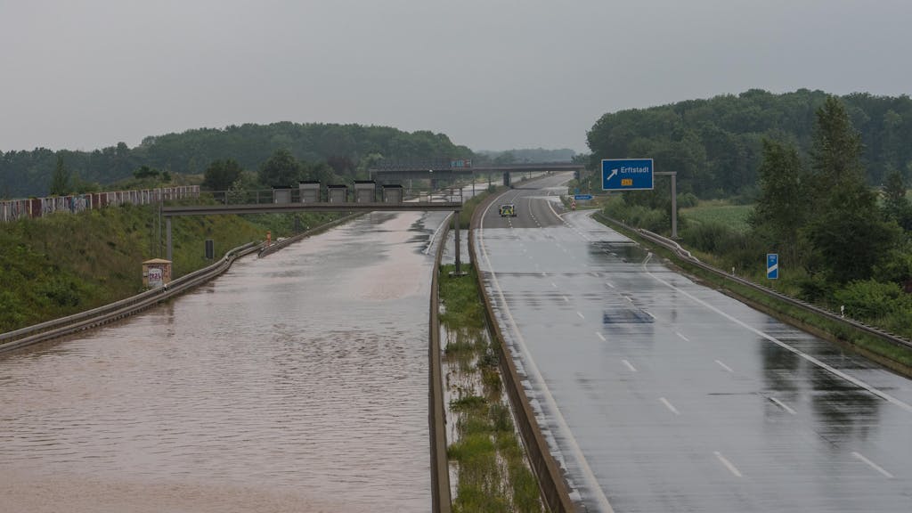 Fahrbahnen der Autobahn bei Erftstadt stehen unter Wasser.&nbsp;