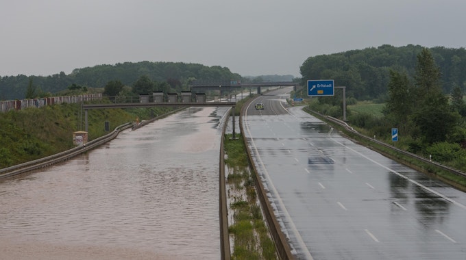 Fahrbahnen der Autobahn bei Erftstadt stehen unter Wasser.