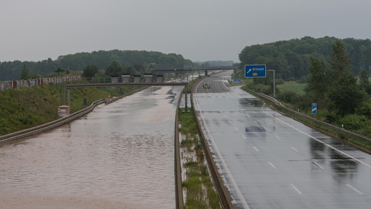 Fahrbahnen der Autobahn bei Erftstadt stehen unter Wasser.