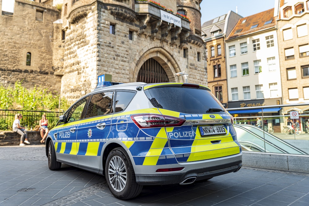Polizei-Auto auf dem Chlodwigplatz in Köln.