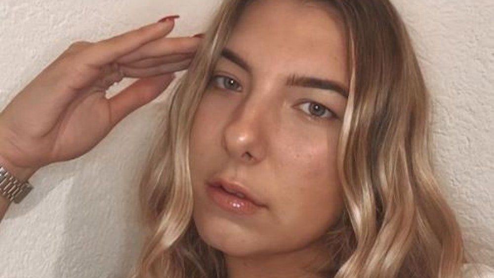 Danni Büchners Tochter Joelina Karabas posiert auf einem Instagram-Selfie