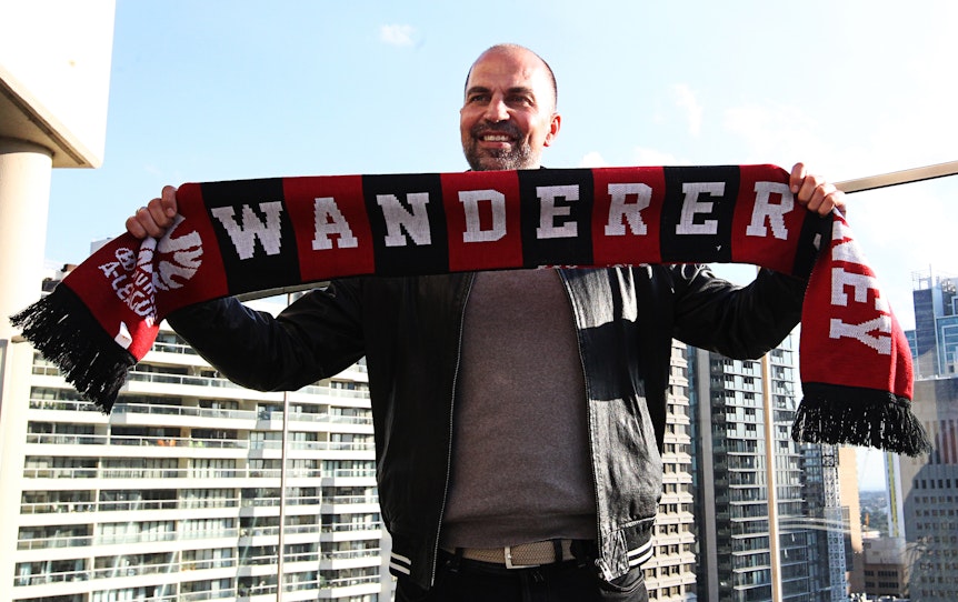 Markus Babbel mit einem Schal der Western Sydney Wanderers