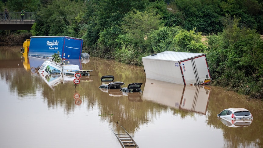 Total zerstörte Autos und LKW liegen auf der überfluteten Luxemburger Straße B265 im Orsteil Liblar in Erftstadt.