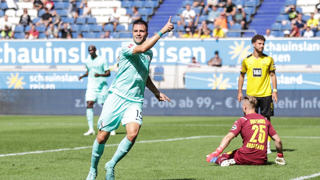 Soma Novothny vom VfL Bochum bejubelt seinen Treffer gegen Borussia Dortmund.
