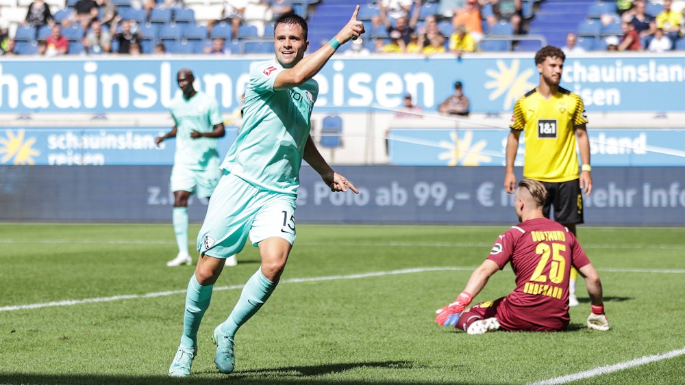 Soma Novothny vom VfL Bochum bejubelt seinen Treffer gegen Borussia Dortmund.