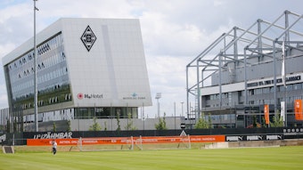 Blick vom Trainingsgelände der Gladbach-Profis aus auf das H4-Hotel und das Stadion im Borussia-Park. Die Aufnahme ist am 7. Juli 2021 entstanden.