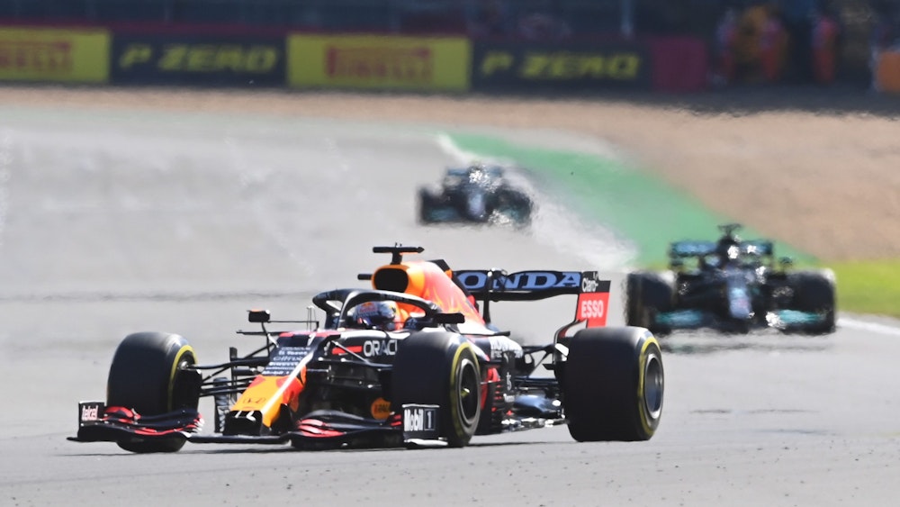 Max Verstappen fährt im Sprintrennen der Formel 1 vor Lewis Hamilton um eine Kurve.