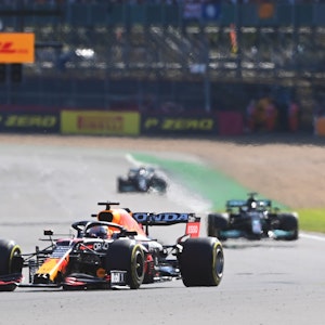 Max Verstappen fährt im Sprintrennen der Formel 1 vor Lewis Hamilton um eine Kurve.