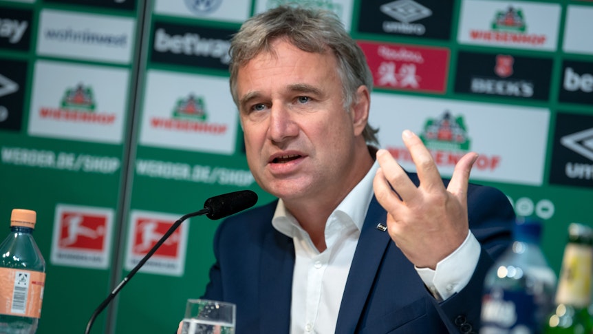 Marco Bode, hier am 10. Juli 2020 zu sehen, ist ehemaliger Aufsichtsrat-Chef von Bundesliga-Aufsteiger Werder Bremen. Bode macht eine Geste mit der Hand.