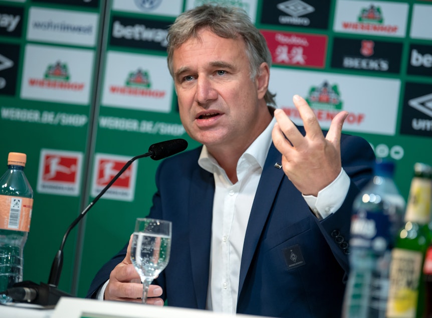 Marco Bode auf einer Pressekonferenz von Werder Bremen