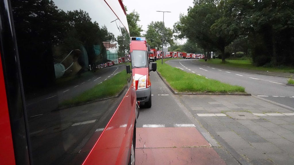 Feuerwehr-Wagen in Reihe auf dem Weg von Köln nach Erftstadt.&nbsp;