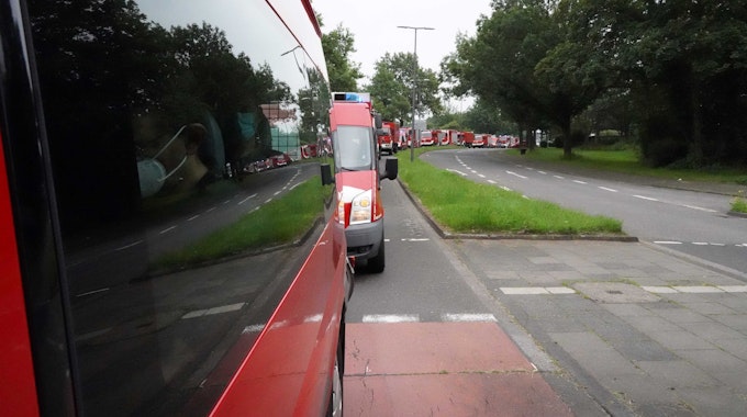 Feuerwehr-Wagen in Reihe auf dem Weg von Köln nach Erftstadt.