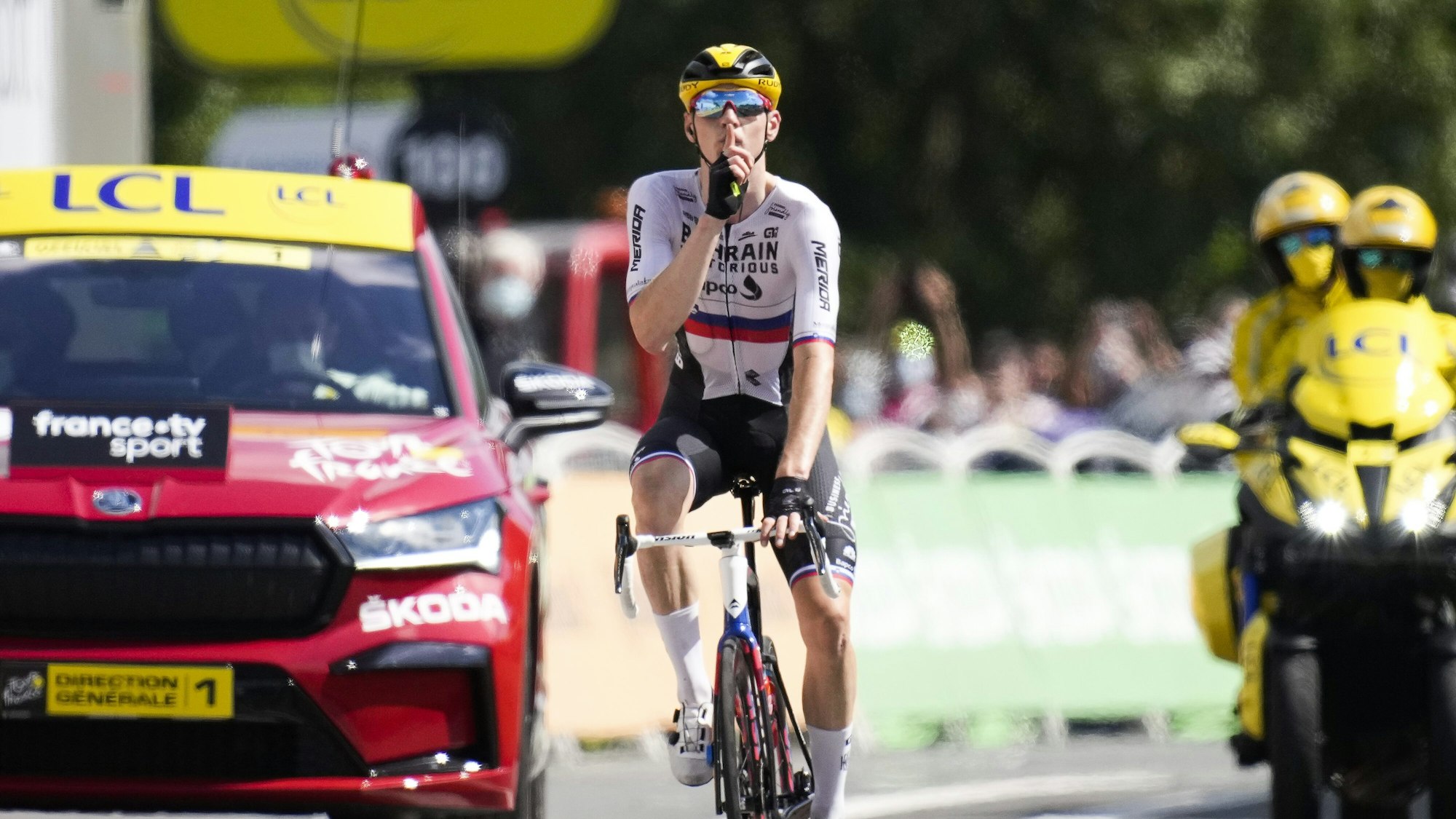 Matej Mohoric fährt bei seinem zweiten Etappensieg bei der Tour de France am 16. Juli in Libourne über die Ziellinie.