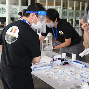 Mitarbeiter sortieren Corona-Tests bei den Olympischen Spielen am 17. Juli 2021.