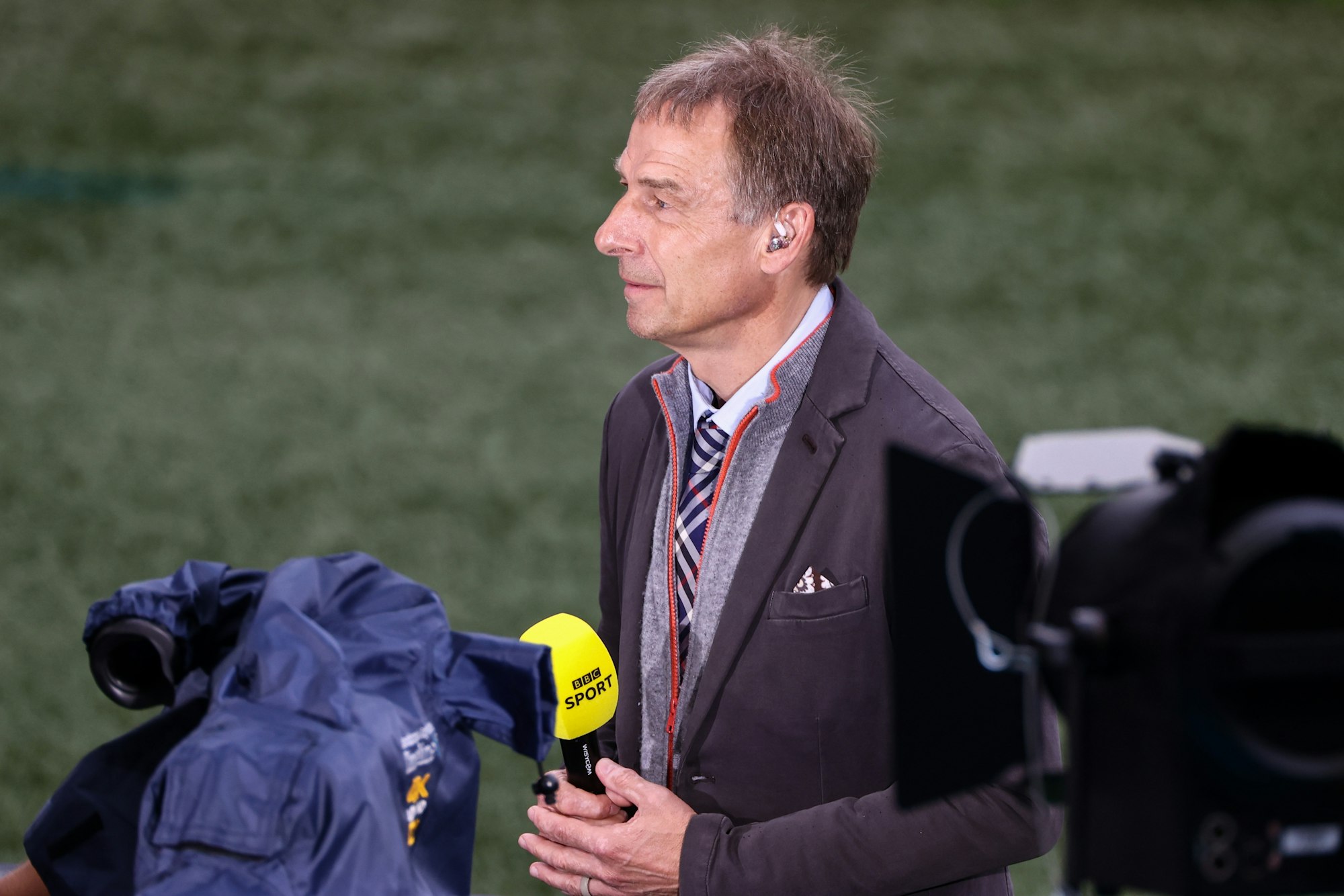 Jürgen Klinsmann mit einem Mikrofon von BBC in der Hand