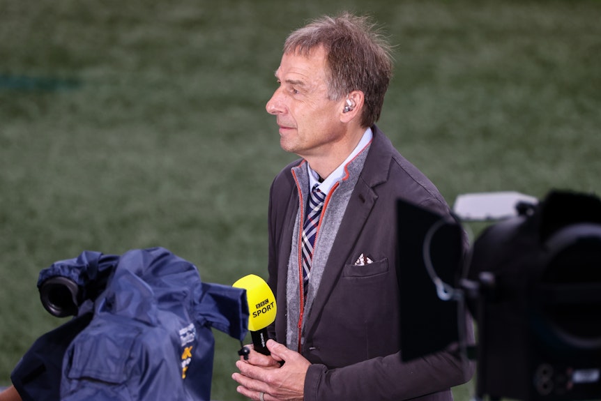 Jürgen Klinsmann mit einem Mikrofon von BBC in der Hand