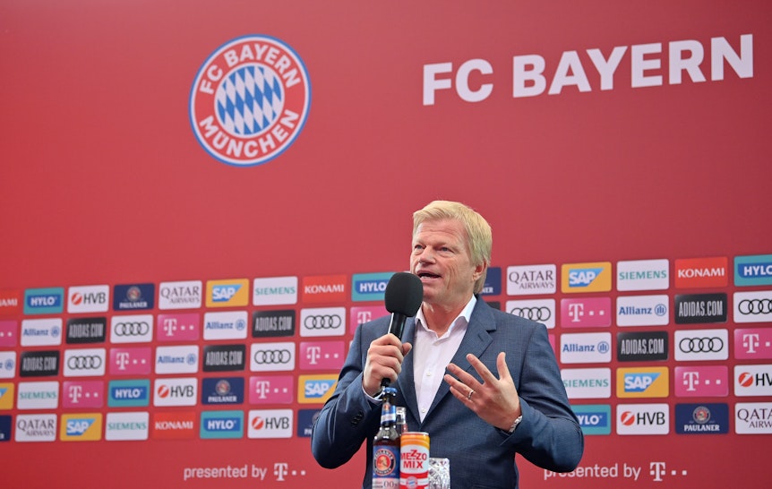 Oliver Kahn auf einer Pressekonferenz des FC Bayern