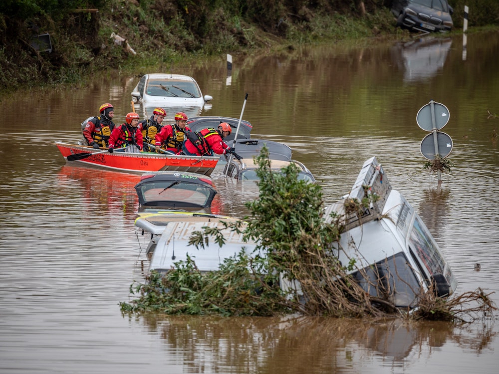 Das Bild vom 16. Juli 2021 zeigt Rettungskräfte auf der Suche nach Überlebenden in Erftstadt. Bei der Flutkatastrophe im Westen Deutschlands waren mehrere Menschen ums Leben gekommen.