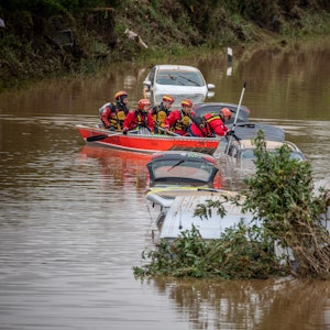 Das Bild vom 16. Juli 2021 zeigt Rettungskräfte auf der Suche nach Überlebenden in Erftstadt. Bei der Flutkatastrophe im Westen Deutschlands waren mehrere Menschen ums Leben gekommen.