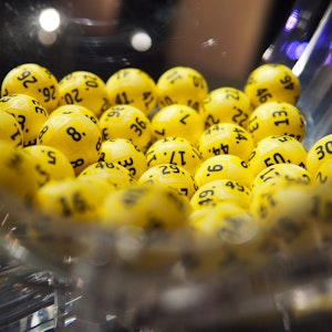 Das Foto zeigt die gelben Kugeln in dem Ziehungsgerät mit dem Namen Venus, das die fünf aus 50 Zahlen zieht, im Eurojackpot-Ziehungsstudio im finnischen Helsinki.
