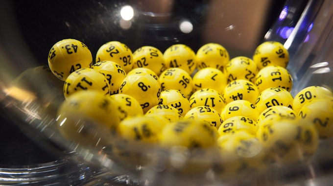 Das Foto zeigt die gelben Kugeln in dem Ziehungsgerät mit dem Namen Venus, das die fünf aus 50 Zahlen zieht, im Eurojackpot-Ziehungsstudio im finnischen Helsinki.