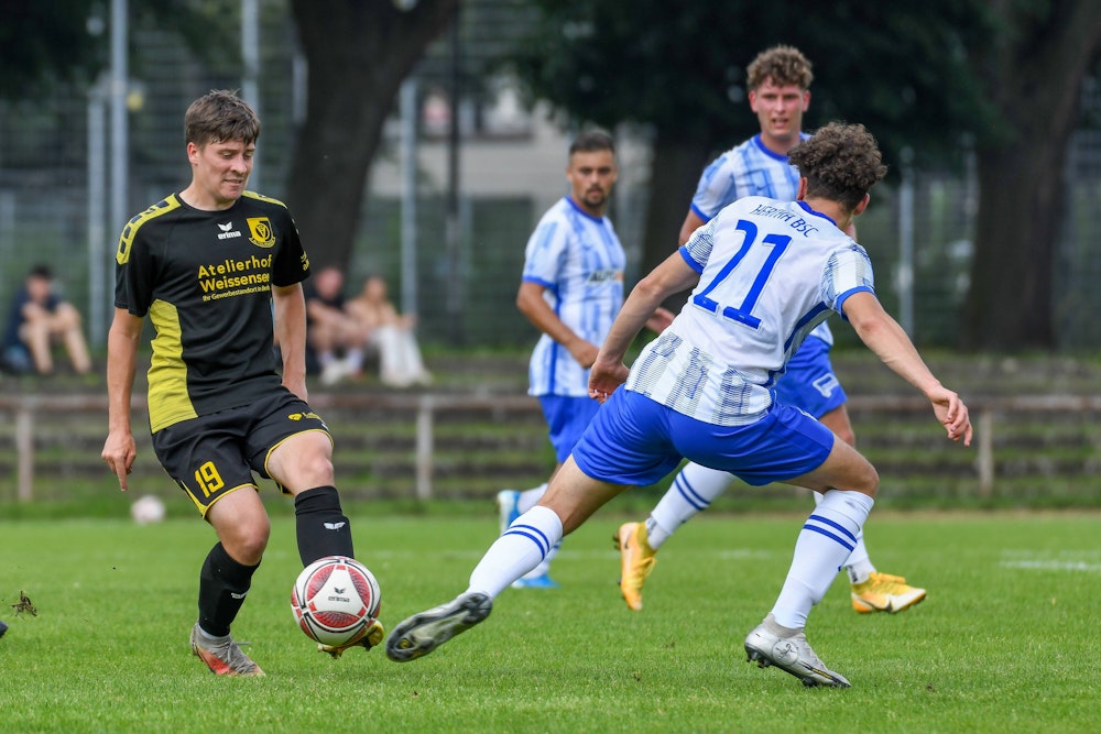 Florian Sander von der VSG Altglienicke im Zweimapf mit Ensar Aksakal von Hertha BSC II